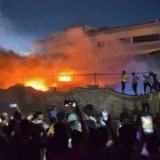 Aumentó la cifra de decesos por incendio en hospital para Covid-19 en Irak
