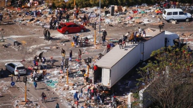 Al menos 117 muertos por violencia en Sudáfrica