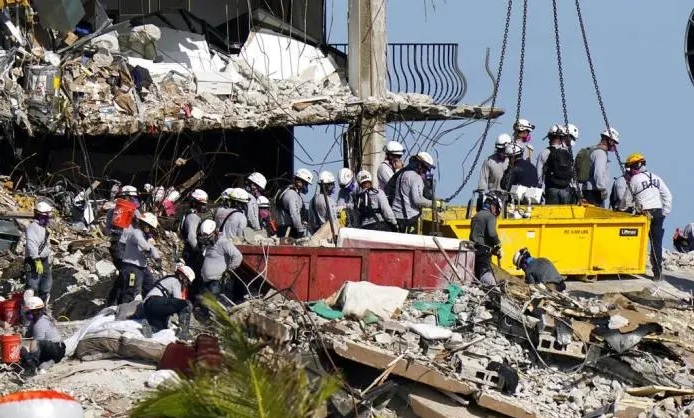 Ascienden a 32 los cuerpos hallados en escombros de edificio en Miami-Dade