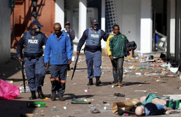 Aumentan a 212 los muertos en protestas de Sudáfrica
