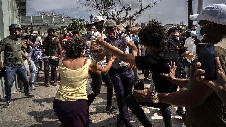Dimite el viceministro del Interior de Cuba por excesivo uso de la fuerza contra manifestantes