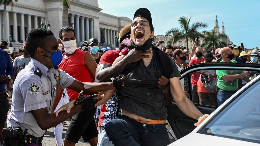 HRW asegura que los detenidos en las protestas en Cuba superan los 150