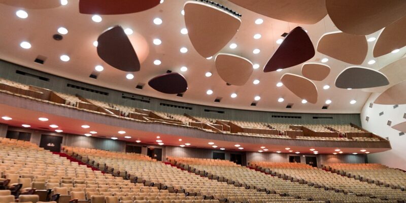 El Aula Magna de la UCV recobró la luz tras 493 días en oscuridad