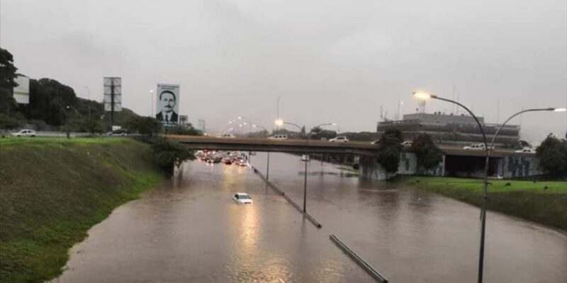 Fuertes lluvias generaron inundaciones en Caracas