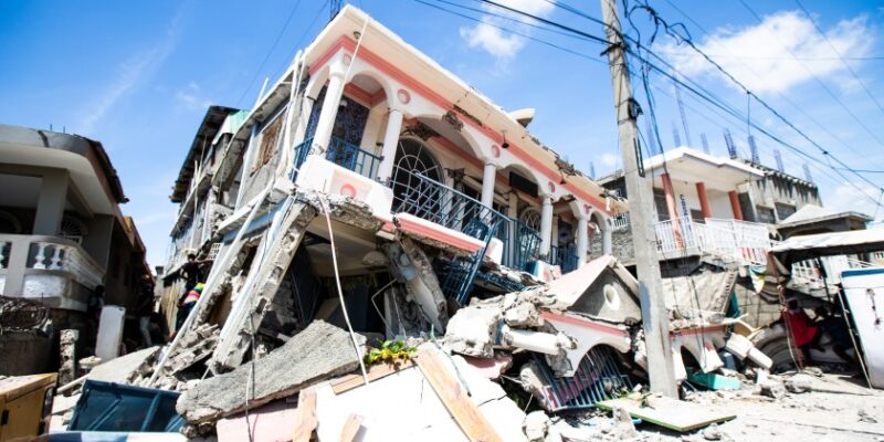 DOBLE LLAVE - Al menos 304 son los fallecidos y 1.800 los heridos tras el terremoto en Haití
