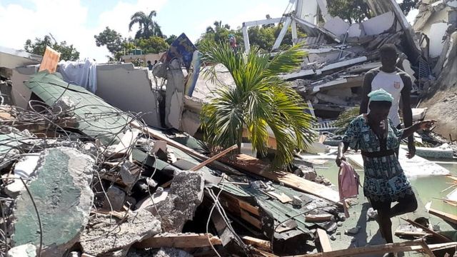 DOBLE LLAVE - Al menos 304 son los fallecidos y 1.800 los heridos tras el terremoto en Haití