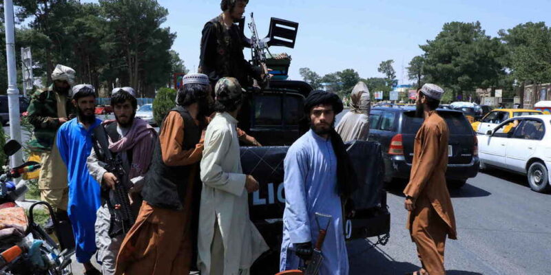 DOBLE LLAVE - Talibanes llegan a Kabul, la capital de Afganistán