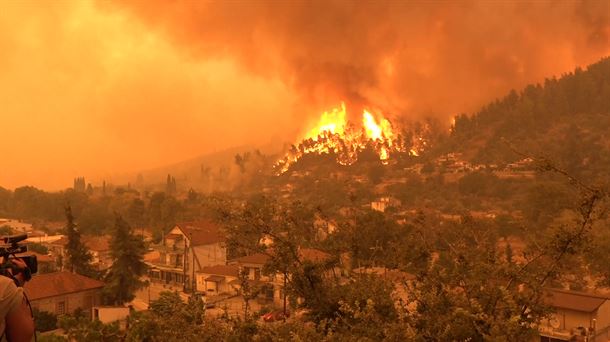DOBLE LLAVE - Incendios forestales mantienen en alerta varias regiones de Italia