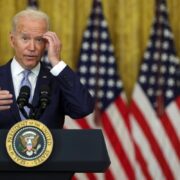 Caótica salida de Afganistán pasa factura a la imagen de Joe Biden