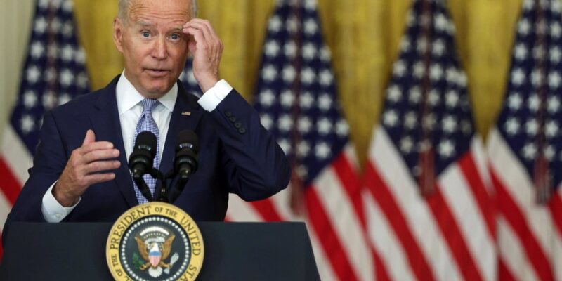 Caótica salida de Afganistán pasa factura a la imagen de Joe Biden