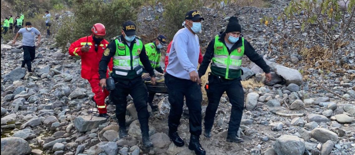 Al menos 26 muertos al caer un autobús al abismo en Perú