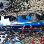 Al menos 26 muertos al caer un autobús al abismo en Perú