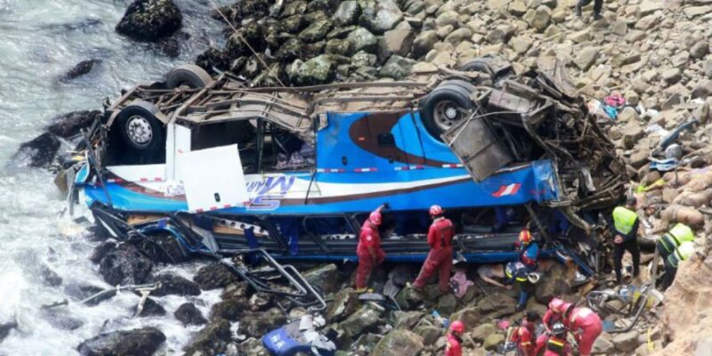 Al menos 26 muertos al caer un autobús al abismo en Perú
