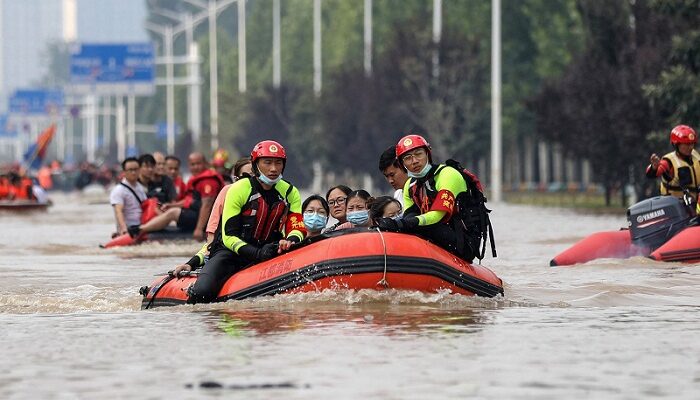 Ascienden a 302 los fallecidos por inundaciones en China