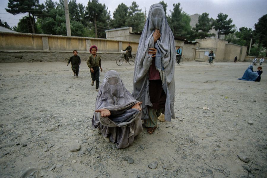 Talibanes autorizan a las afganas a ir a la universidad, pero separadas de los hombres 