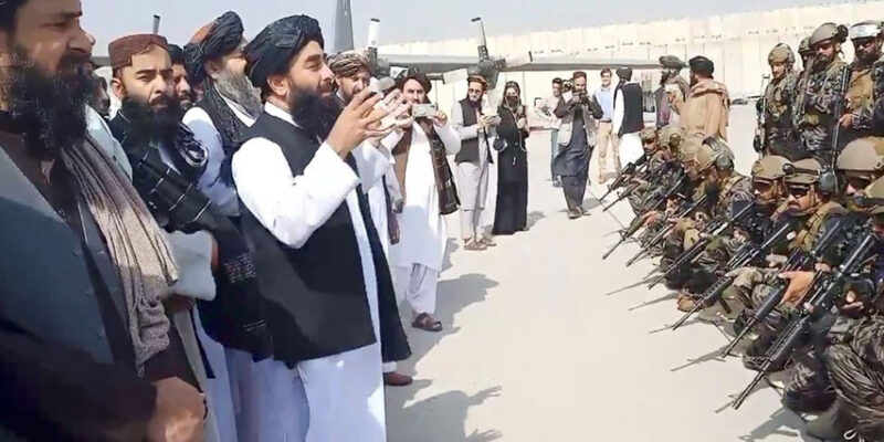 Talibanes declaran la “completa independencia” de Afganistán