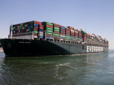El “Ever Given” logró cruzar el Canal de Suez