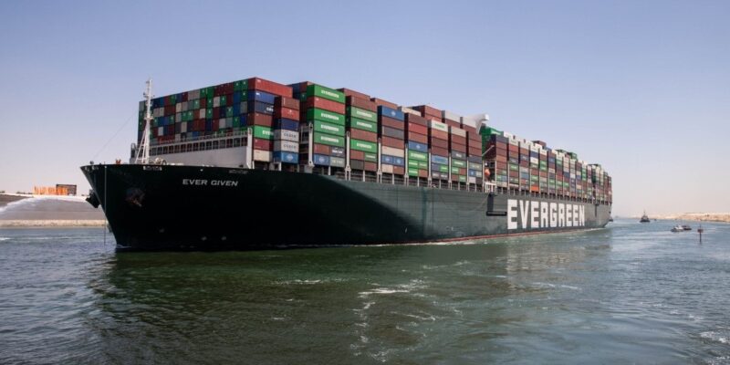 El “Ever Given” logró cruzar el Canal de Suez