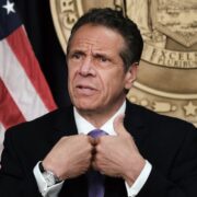 Gobernador de NY renunció tras acusaciones de acoso sexual