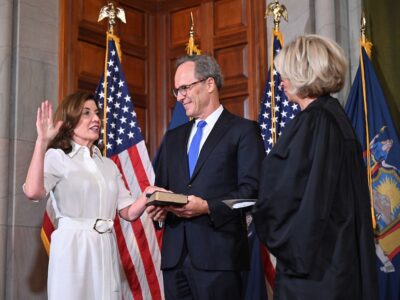 Kathy Hochul se juramentó como la nueva gobernadora de NY