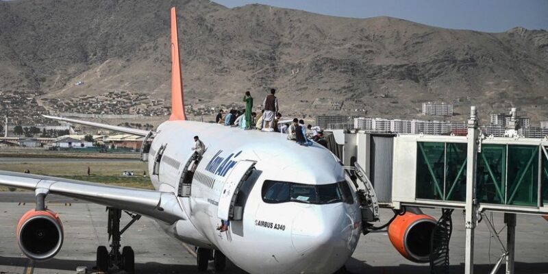 La anarquía se apoderó del aeropuerto de Kabul, con intentos desesperados para salir