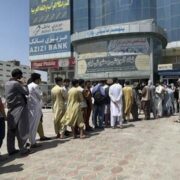Los precios se elevan en Kabul, mientras los bancos cumplen su primera semana cerrados