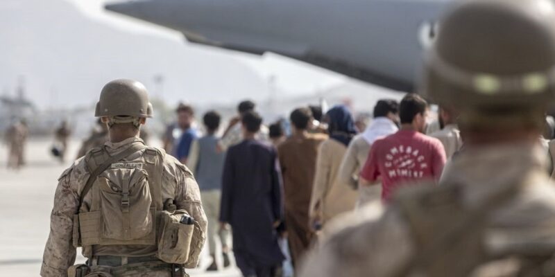 Talibanes advierten sobre "consecuencias" si Estados Unidos no abandona Afganistán
