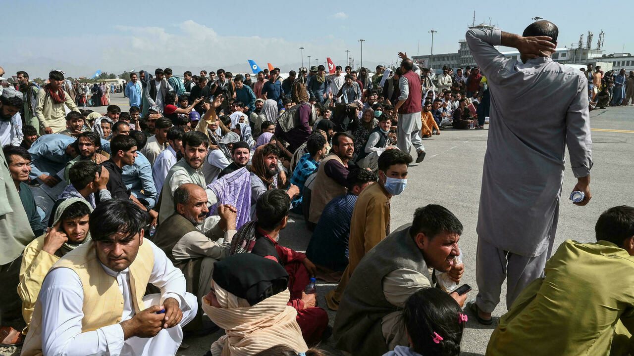 Los afganos hacen lo necesario por salir de su país