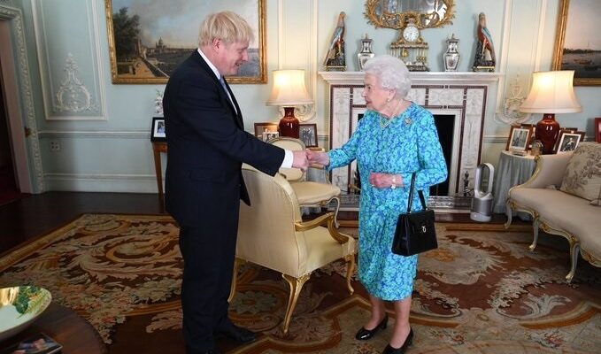 Doble Llave - La reina Isabel II y Boris Johnson alaban la "resolución internacional" tras el #11S