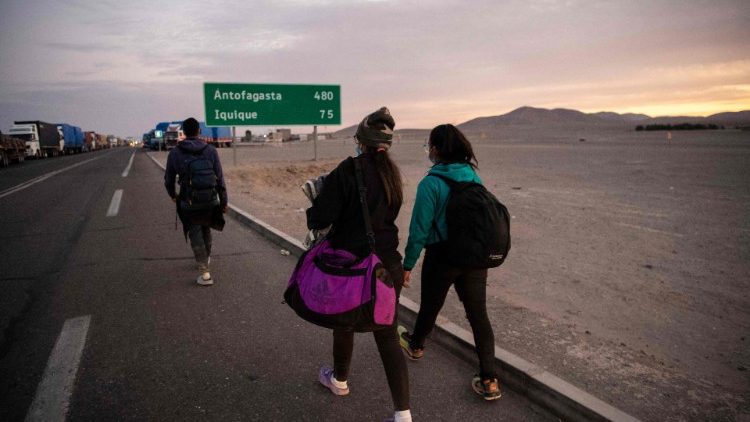Cientos de varados en la frontera agravan crisis migratoria en Chile 