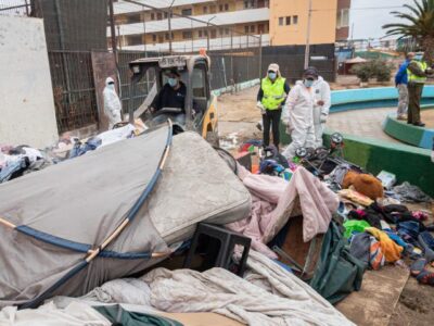 Autoridades desalojaron campamento de migrantes en la ciudad chilena de Iquique