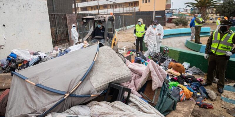 Autoridades desalojaron campamento de migrantes en la ciudad chilena de Iquique