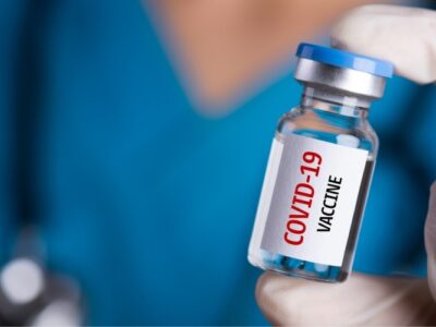 La EMA precisó que las inyecciones adicionales en adultos mayores e inmunodeprimidos son necesarias como “medida de precaución” contra el virus