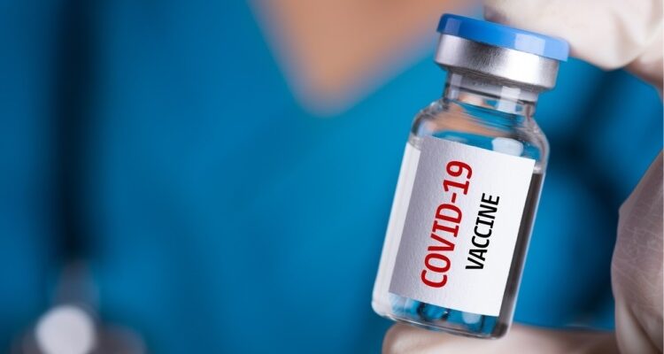 La EMA precisó que las inyecciones adicionales en adultos mayores e inmunodeprimidos son necesarias como “medida de precaución” contra el virus