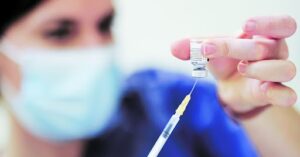 DOBLE LLAVE - Dosis de refuerzo en personas con sistemas inmunológicos gravemente debilitados es respaldada