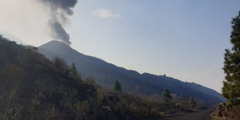 DOBLE LLAVE - El volcán de La Palma vuelve a emitir lava tras horas casi inactivo