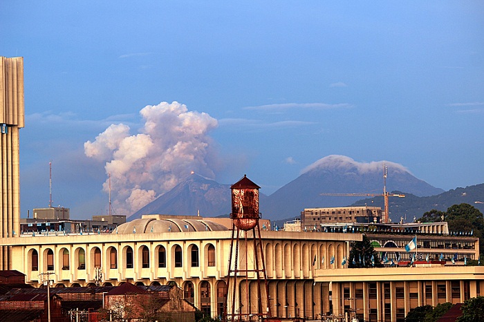 Guatemala alerta por erupción del volcán de Fuego
