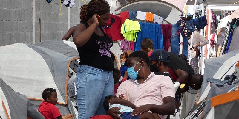 Haitianos saturan albergues y oficinas de migración en el norte de México