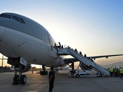 DOBLE LLAVE - Llegó a Kabul el primer vuelo comercial desde el exterior tras reapertura del aeropuerto
