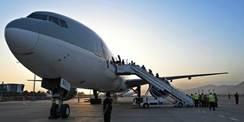 DOBLE LLAVE - Llegó a Kabul el primer vuelo comercial desde el exterior tras reapertura del aeropuerto