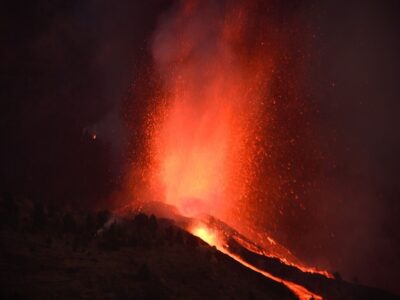 DOBLE LLAVE - Más de 5.000 personas serán evacuadas tras erupción del volcán en La Palma