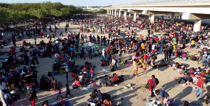 Miles de haitianos acampan en Texas tras cruce fronterizo masivo