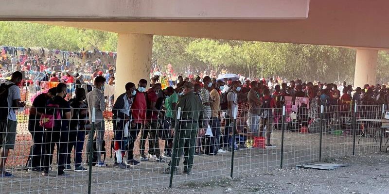 Miles de haitianos acampan en Texas tras cruce fronterizo masivo