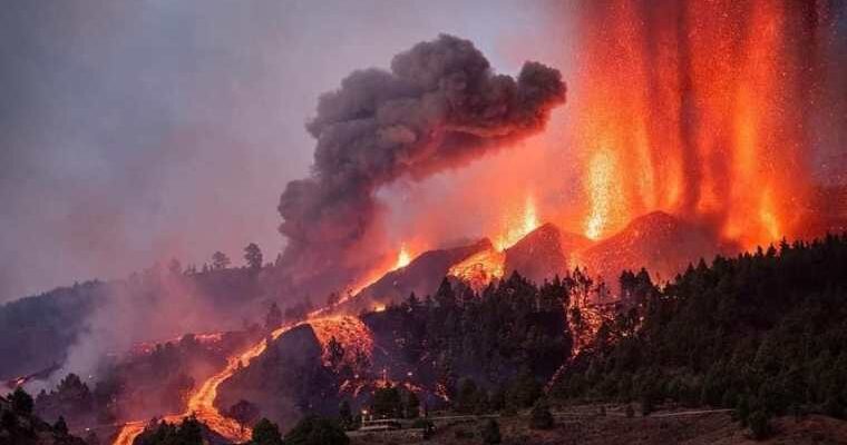 Nueva boca en el volcán de La Palma obliga a más evacuaciones