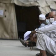 Talibanes piden ayuda internacional en reunión con director de OMS