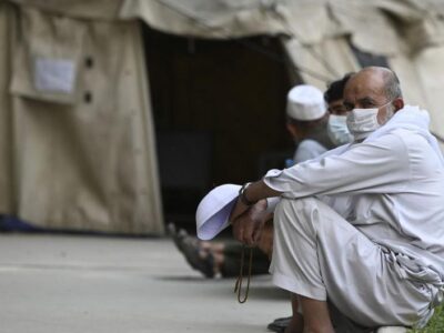 Talibanes piden ayuda internacional en reunión con director de OMS