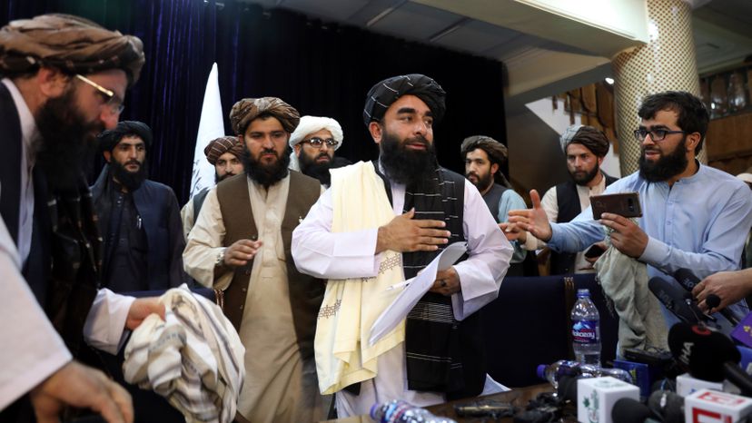 Talibanes prevén que el primer gobierno para Afganistán sea “interino”
