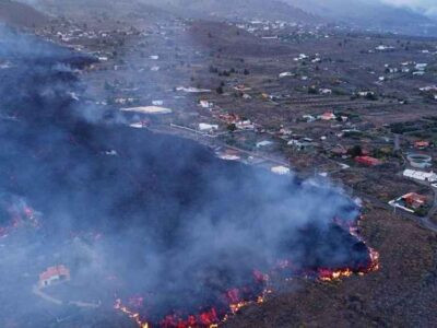 Volcán canario entra en fase explosiva y arrasa 320 viviendas
