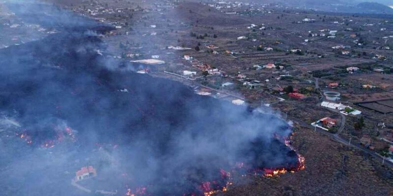 Volcán canario entra en fase explosiva y arrasa 320 viviendas