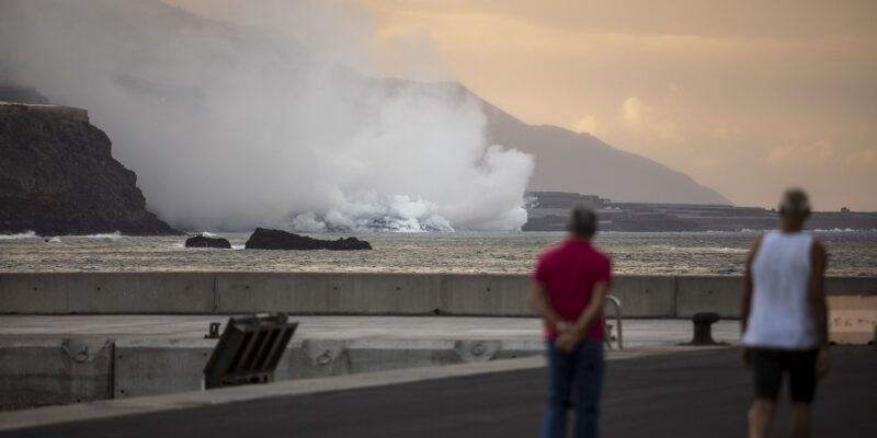 DOBLE LLAVE - La lava que alcanzó el mar en La Palma creó una isla baja
